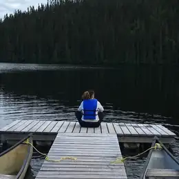 Audrey Bely en pleine nature, au bord d'un lac avant une sortie canoë