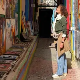 Audrey Bely en voyage, dans une ruelle de tableaux colorés